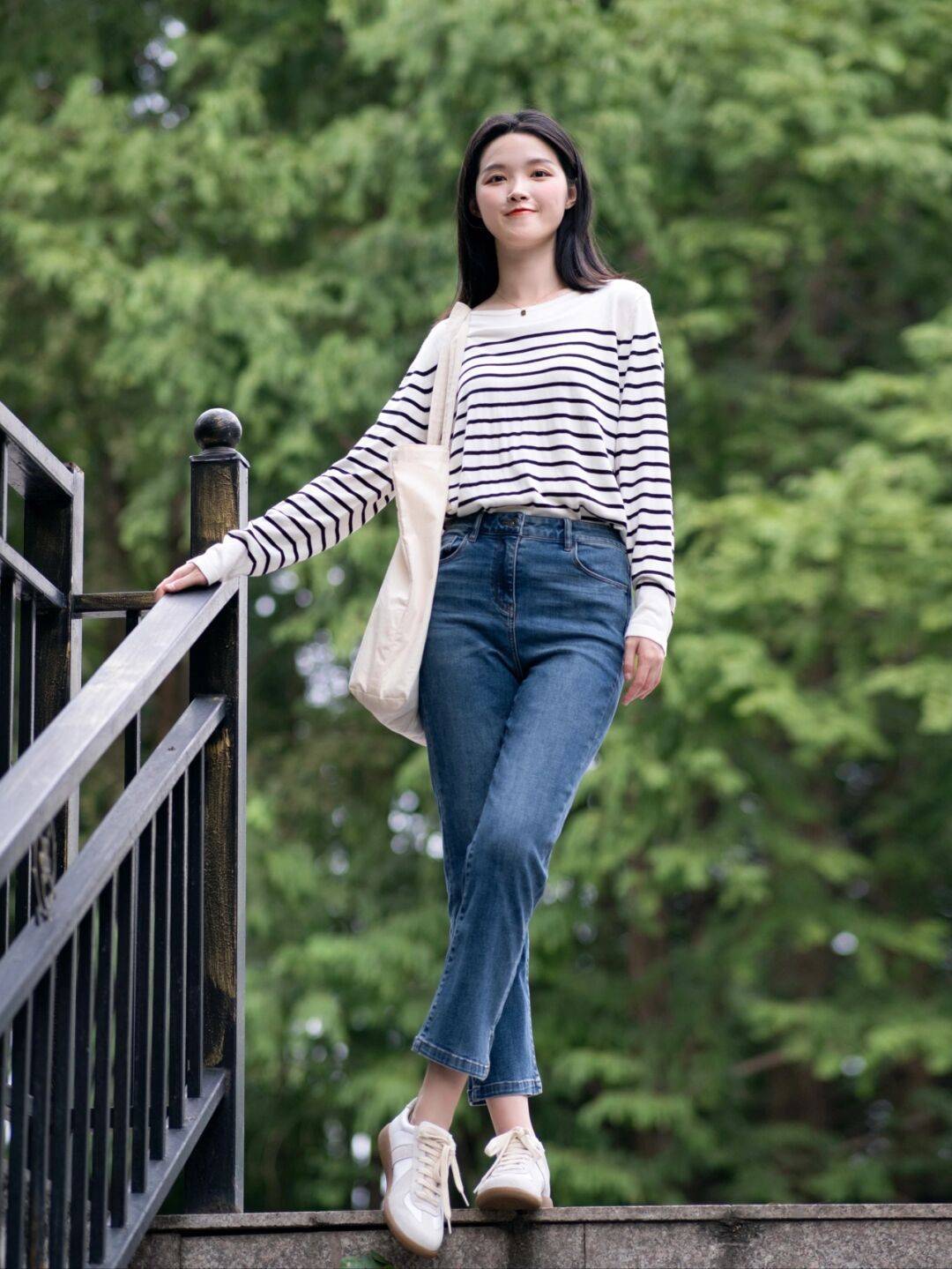 条纹|秋天,这样穿“条纹衫”才高级洋气,搭配牛仔裤舒适日常又减龄
