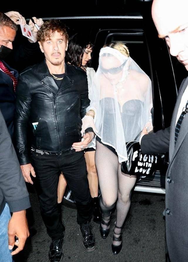 麦当娜|63岁麦当娜没把自己当老人,抹胸连体裤配渔网袜,头戴白纱好神秘