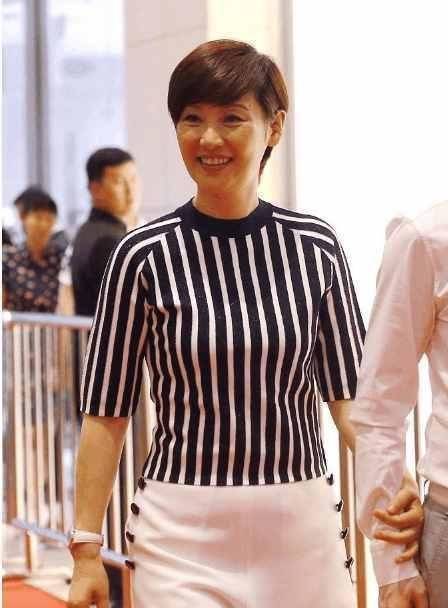 黑色|徐帆穿运动装跑宣传，老了装嫩也没嫩不了，无修饰的脸蜡黄沧桑！