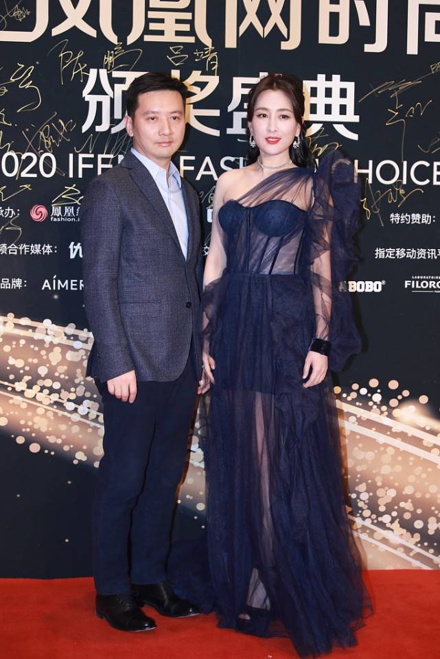保剑锋|马苏和保剑锋同框真让人意外，一袭深蓝长裙太优雅，让人好心动