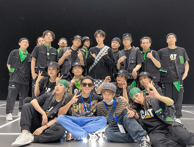 哈欠|《街舞4》变“这就是熬夜”，张艺兴累倒在后台，王一博哈欠连天