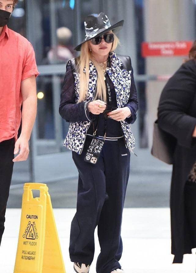 麦当娜|63岁麦当娜没把自己当老人，抹胸连体裤配渔网袜，头戴白纱好神秘