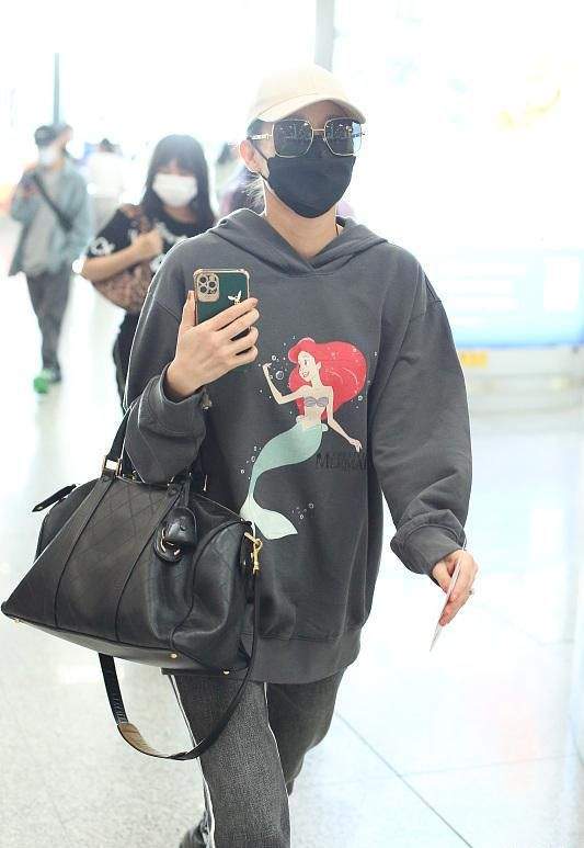 卫衣|胡杏儿三胎后首次走机场，拎大牌包穿得像运动员，瘦得下颌骨突兀