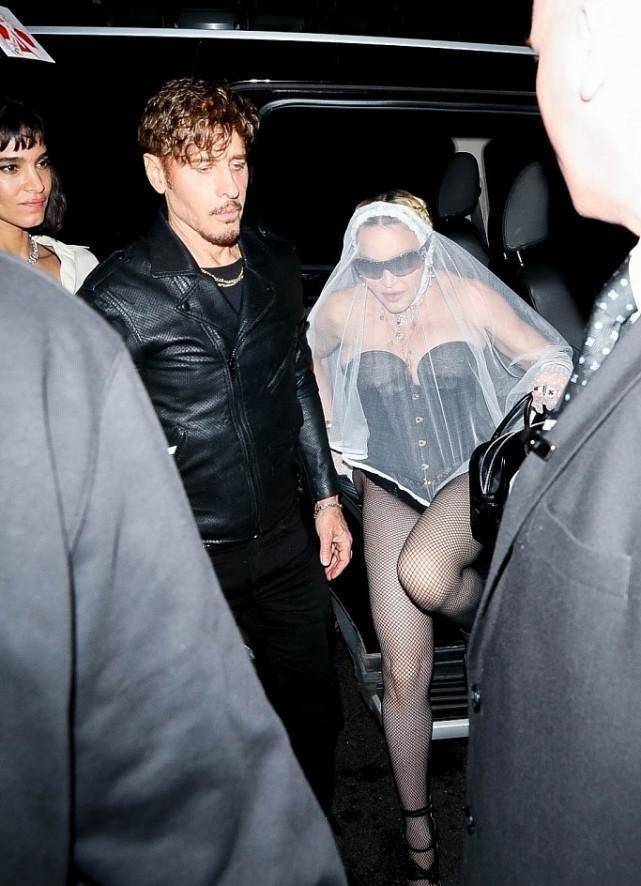 麦当娜|63岁麦当娜没把自己当老人,抹胸连体裤配渔网袜,头戴白纱好神秘