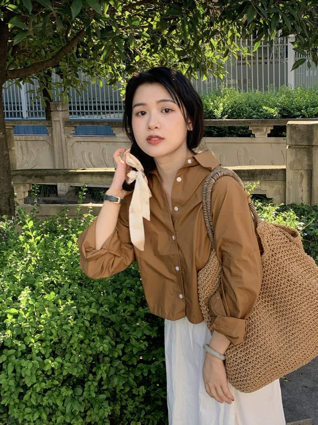 面料|小个子怎么穿才显高？当然少不了衬衫+高腰短裙，穿上显高又显瘦