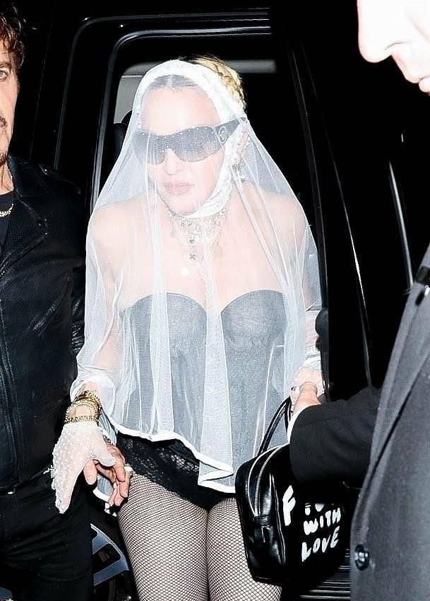 麦当娜|63岁麦当娜没把自己当老人，抹胸连体裤配渔网袜，头戴白纱好神秘