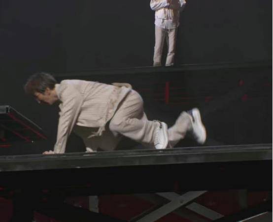 舞台|林志炫从两米高台坠落,观众心疼,可他的反应好敬业