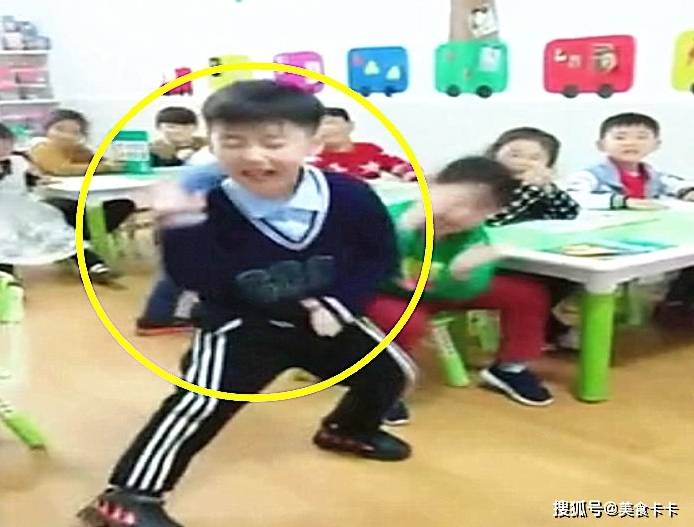 幼儿园|儿子喜欢跳舞，幼儿园老师发来儿子的这段视频，宝妈不淡定了