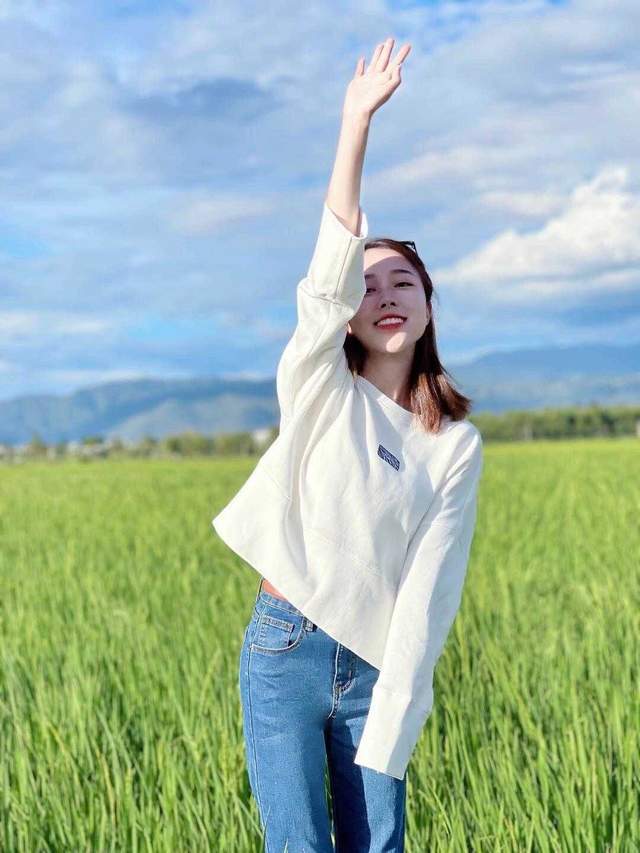 黑色|秋季怎么穿舒适又洋气？白色卫衣搭配牛仔裤简约大气，减龄时髦