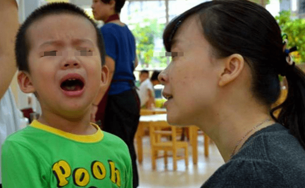 豆豆|幼儿园里男孩被女孩欺负？他们并非懦弱，而是在3点上处于弱势