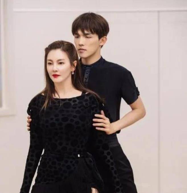 节目组|张雨绮李柄熹录制中途关麦，不接电话，导演气道：计划全被打乱