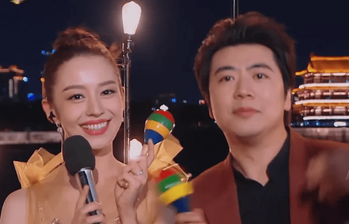 阿云嘎|卫视中秋晚会明星造型：张碧晨人鱼裙仙气足，戚薇蓬蓬袖夸张