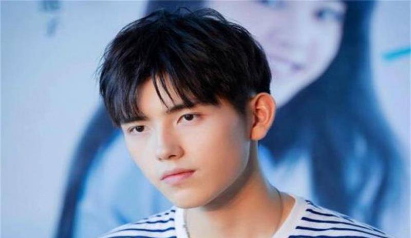 发型|陈飞宇新剧路透，五官帅气发型有特色，继承母亲优良基因