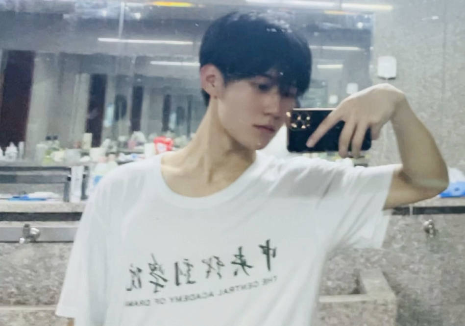 从背景来看,张真源是在学校洗手间拍的,后面有一面大镜子,前面有一个