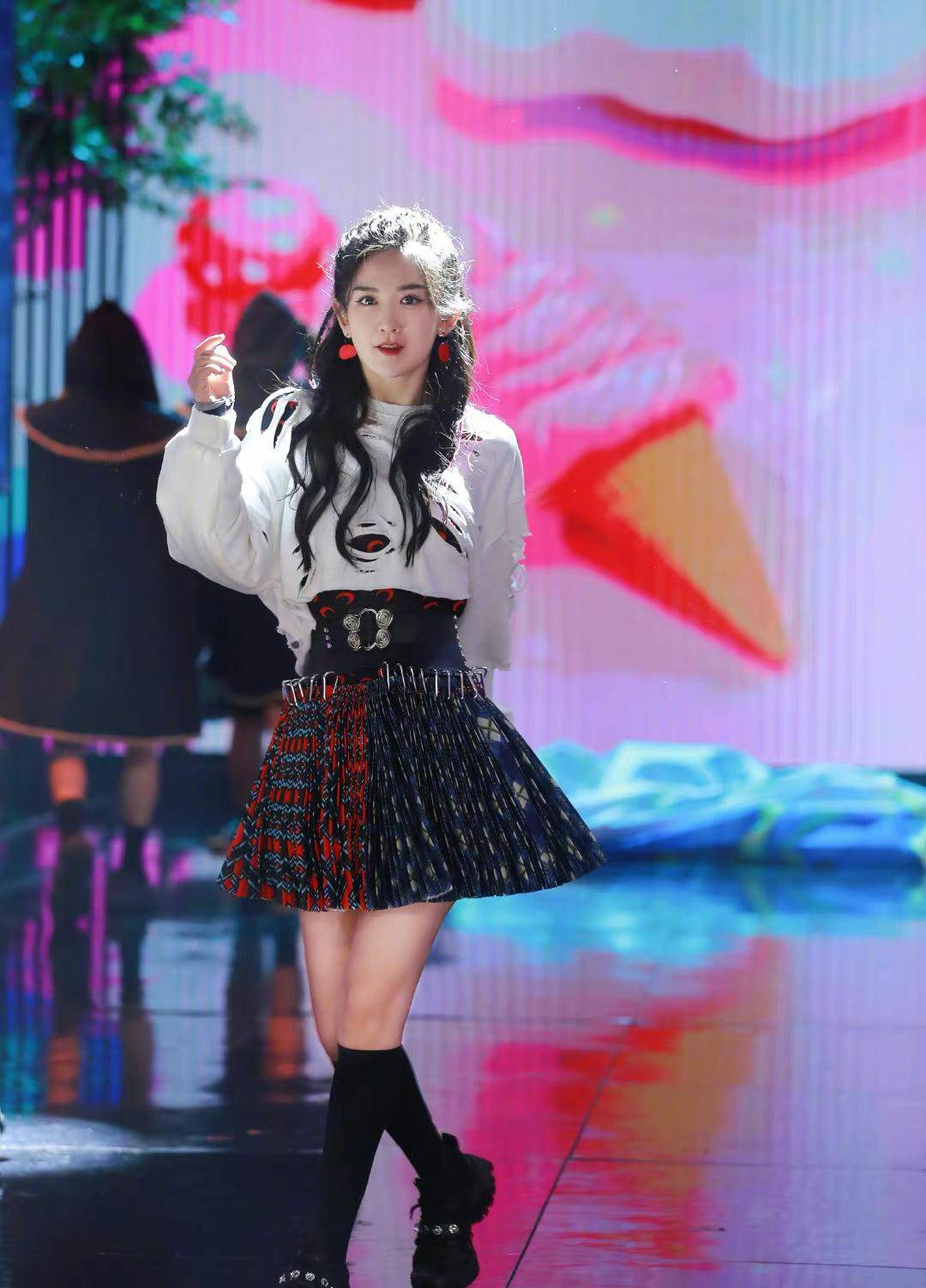 短裙|40岁谢娜产后回归，首秀造型曝光！