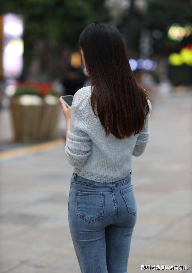 季节|简单的秋日穿搭，离不开针织衫与牛仔裤的组合，轻松应对日常搭配