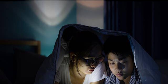 电脑|在睡觉前爱玩手机的人，身体若出现这4种情况，需注意一下