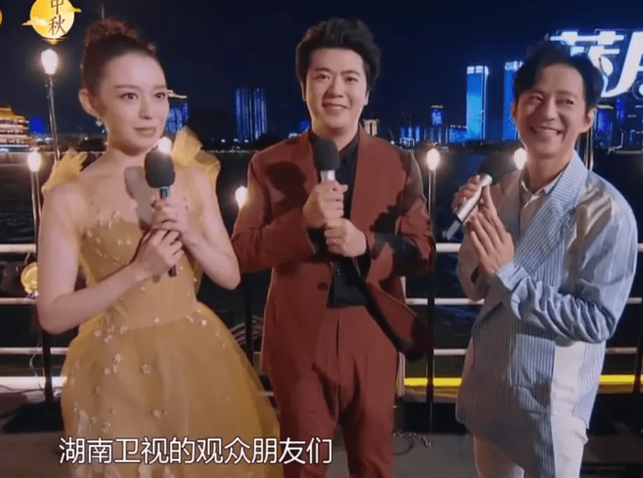 阿云嘎|卫视中秋晚会明星造型：张碧晨人鱼裙仙气足，戚薇蓬蓬袖夸张