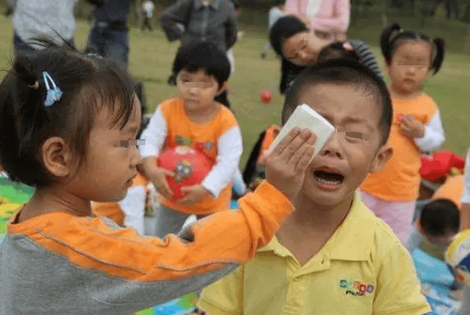 豆豆|幼儿园里男孩被女孩欺负？他们并非懦弱，而是在3点上处于弱势