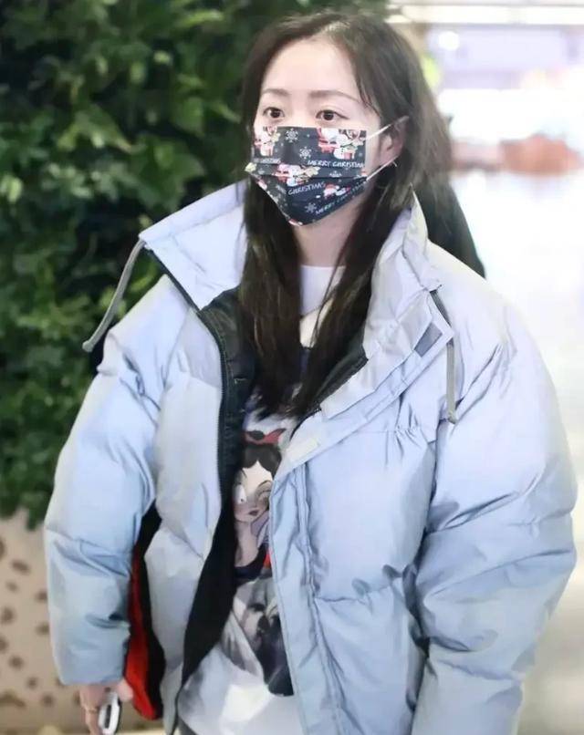 显得 36岁张靓颖素颜走机场,穿银灰色外套好显嫩,发量却暴露真实年龄