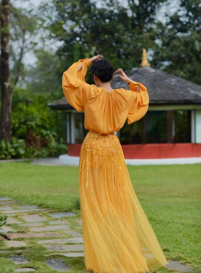 身材|“女神”老了!52岁许晴选择露肩长裙,身材线条难掩面部“痕迹”