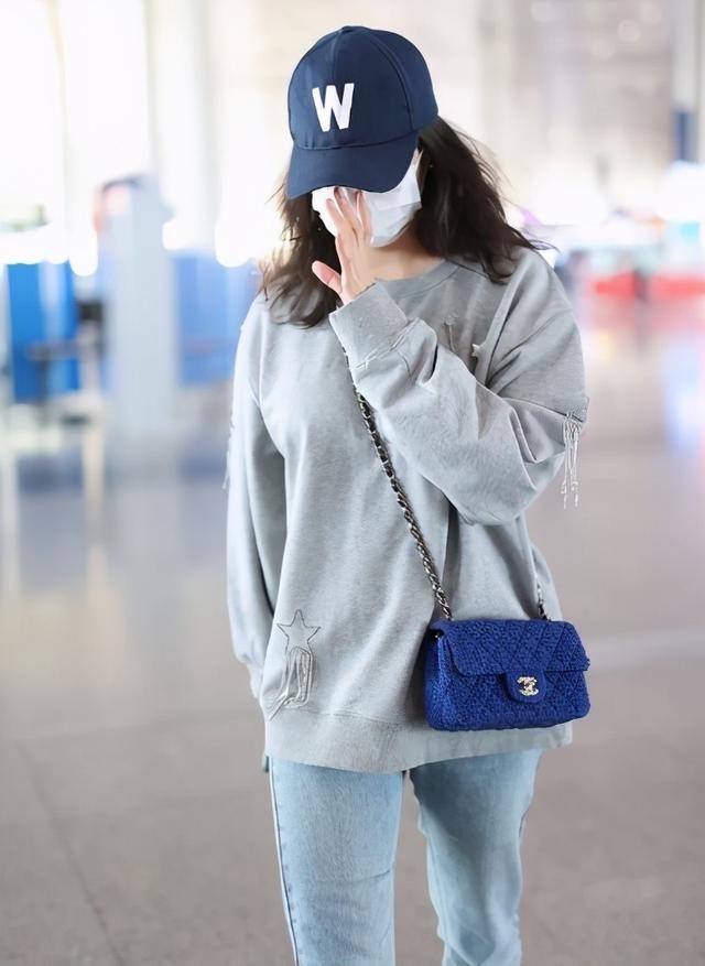 宋佳挺 宋佳挺有自信，穿搭低调素颜走机场，有了“阿姨”味道气质却高级