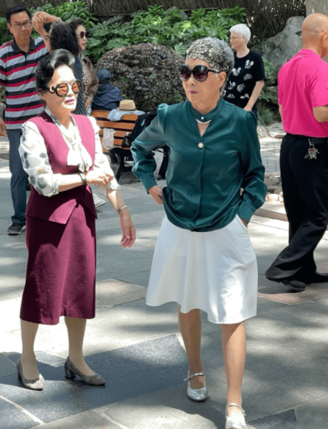 显得 学习上海老年人时尚打扮，简单大方的搭配，网友感叹超美！