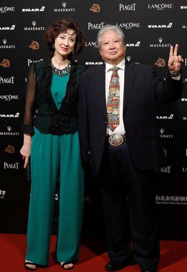 出圈 洪金宝混血老婆太惊艳，穿绿色连体裤配衬衫高贵又大气，美出圈了