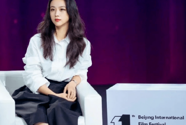 显得 41岁汤唯回国后继续闪耀！白衬衫穿出高级感，连巩俐都要甘拜下风