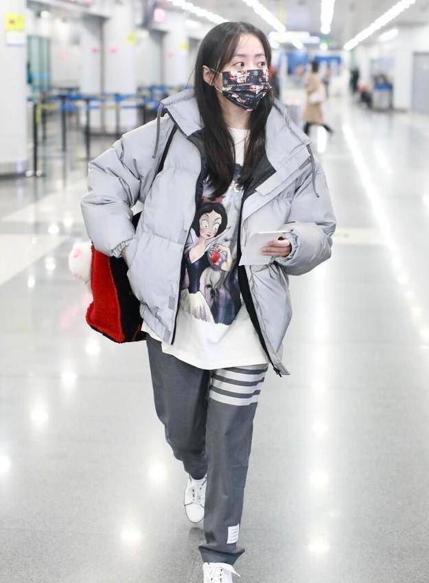 显得 36岁张靓颖素颜走机场,穿银灰色外套好显嫩,发量却暴露真实年龄