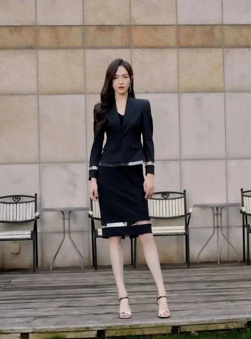 黑色 唐嫣婚后仍任性，背2万4牛皮包配等价西装，一身大牌高级又飒爽