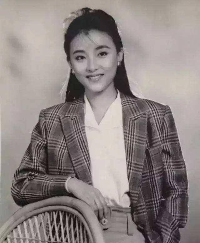 蛋挞 3大女主持同框!52岁杨澜穿连衣裙显优雅,鲁豫暴瘦惹人担心