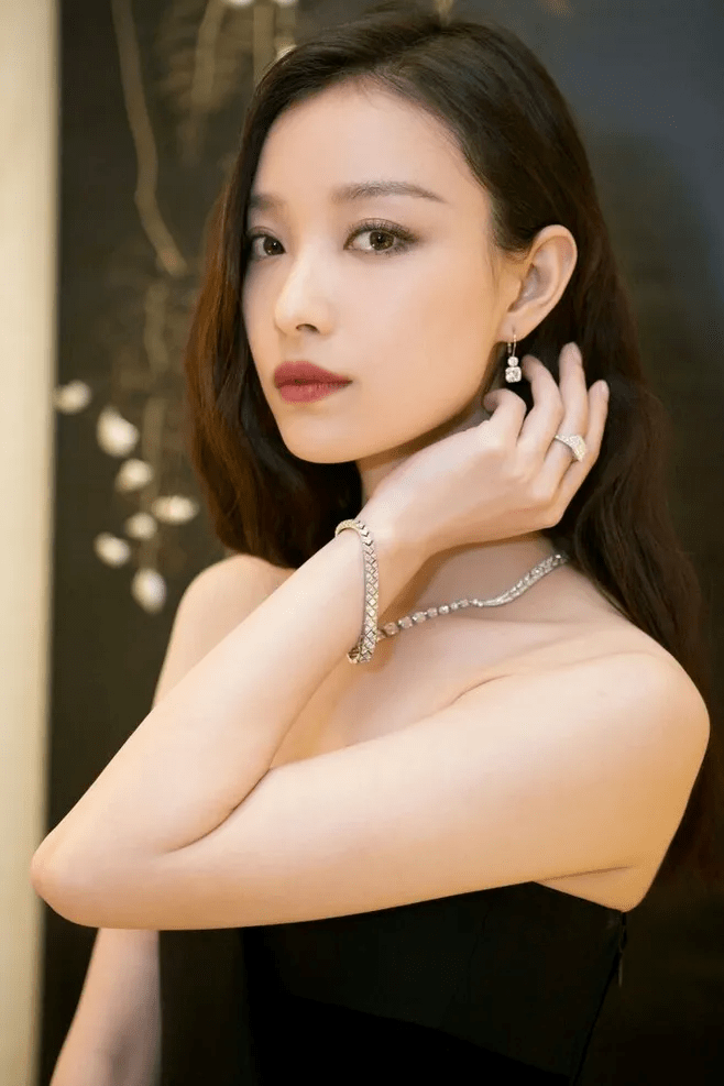 白女士都是淡颜，为什么赵露思化妆比素颜丑，乔欣却能撑破颜值天花板？