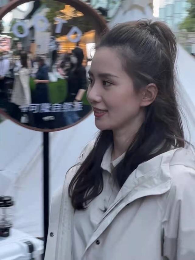 坐姿 刘诗诗人淡如菊是假象？穿运动装大爷坐姿放飞自我，好心情藏不住