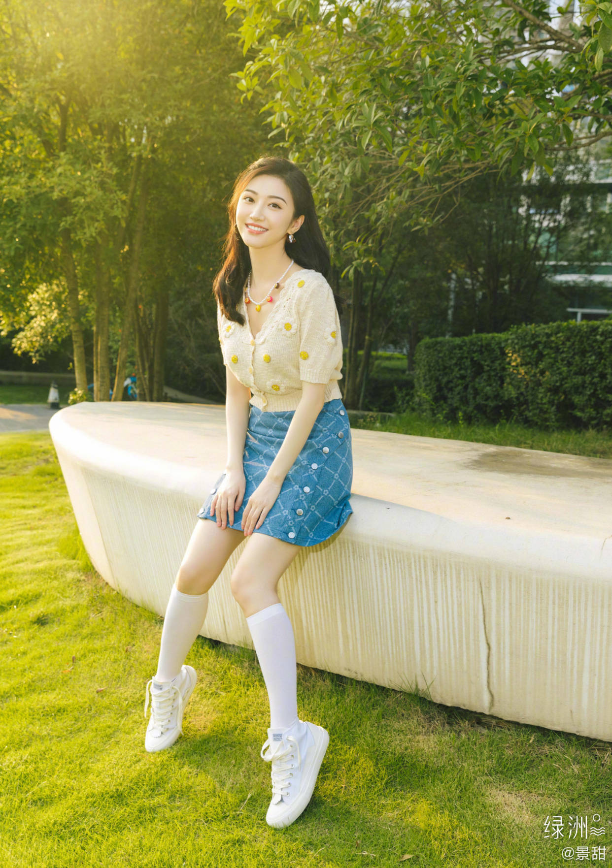 因为女明星拍照的两种状态，摆拍妆容精致还精修，自拍素颜且直男角度