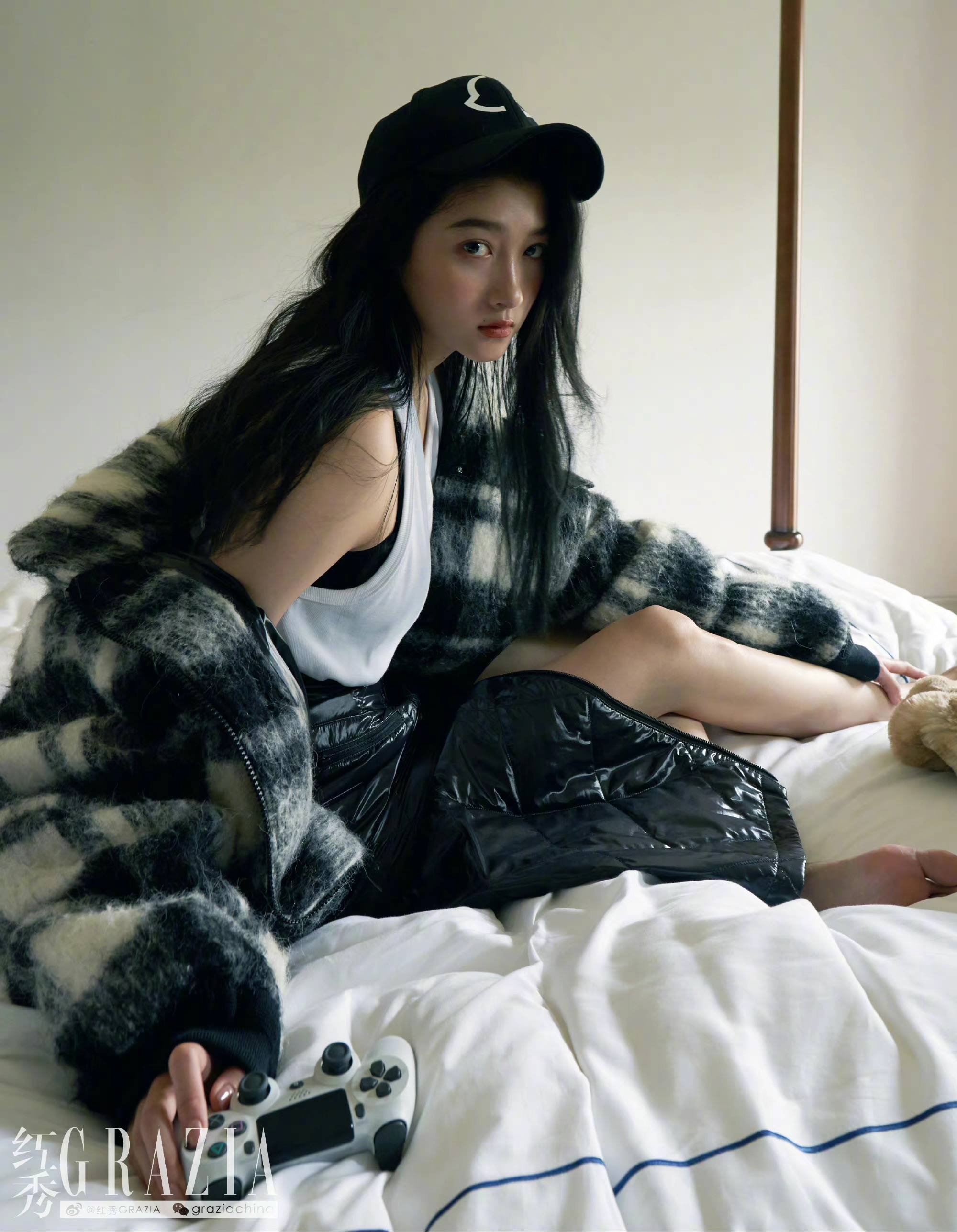 原创关晓彤最近太美了新造型风格多变慵懒气质中大长腿抢镜