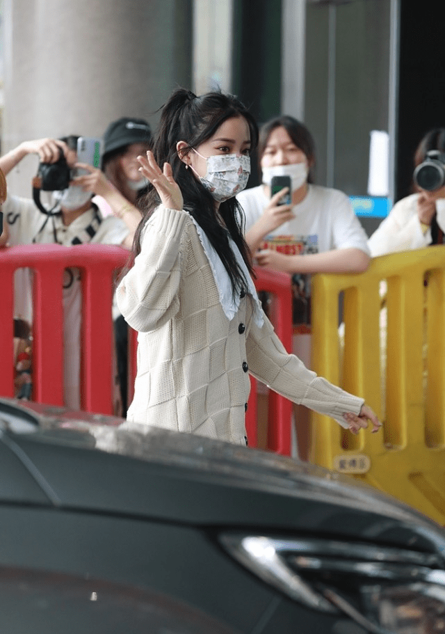 颜色 在林青霞身边长大的欧阳娜娜气质真好，休闲装有个性，低调淑女