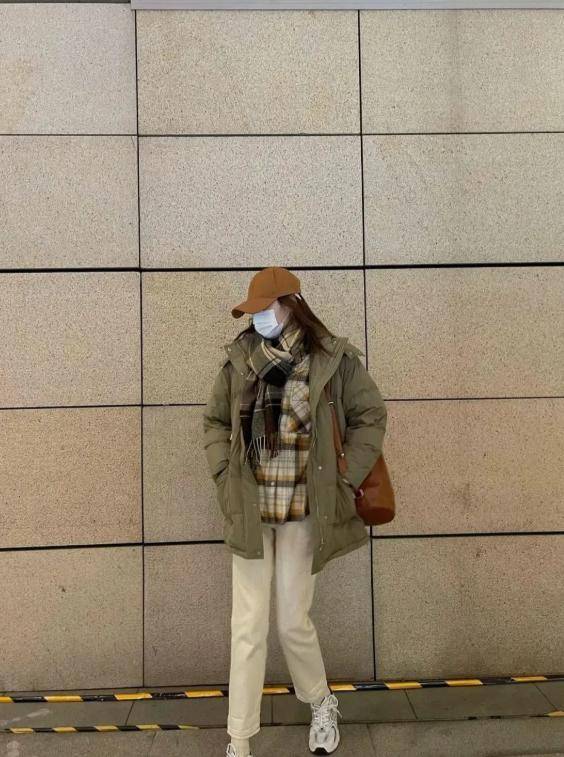 显得 36岁张靓颖素颜走机场,穿银灰色外套好显嫩,发量却暴露真实年龄