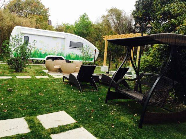 共20个营位,景色优美,空气清新,设施齐全,还配备房车租赁,营地车住休