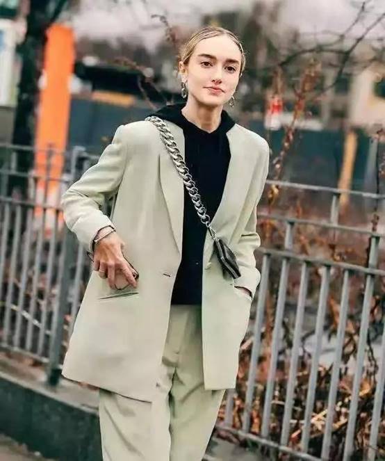 服装 春季挑西装却穿不出气质感？教你从面料、细节上下功夫，超实用