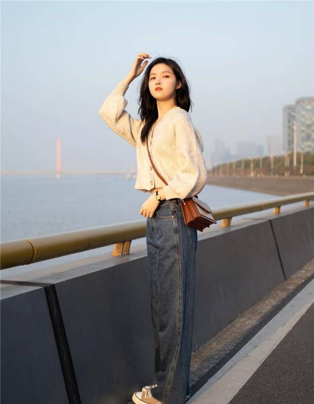 面料 今春流行的奶茶色“开衫”,温柔恬静又大方,尽情演绎气质淑女范