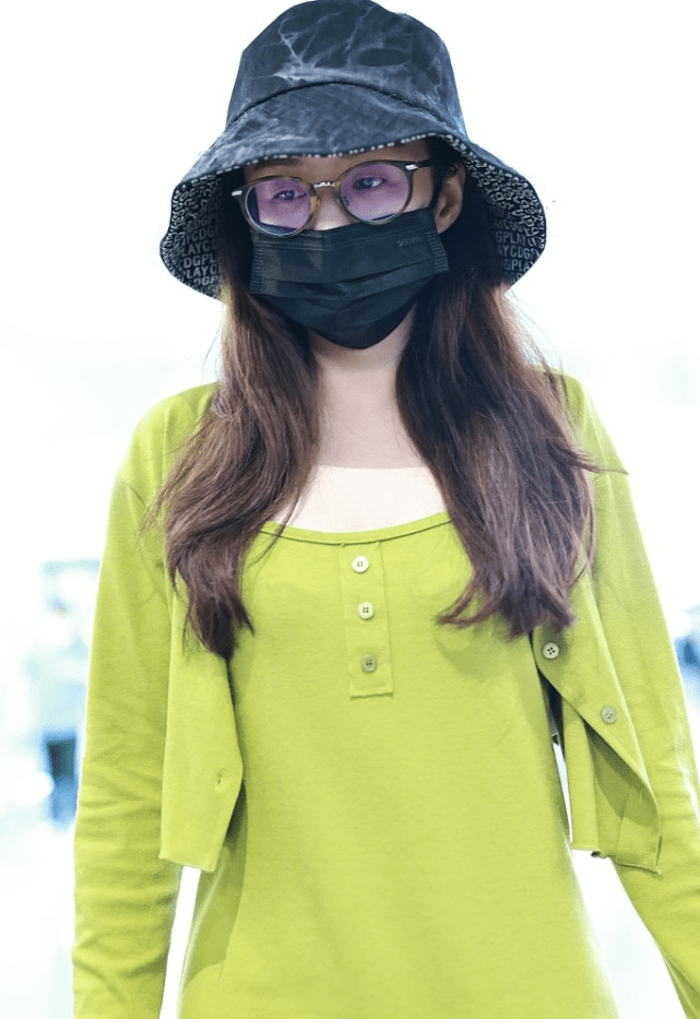 苹果绿 郑合惠子休闲私服好抢眼，淑女中带着知性，让人很难不心动