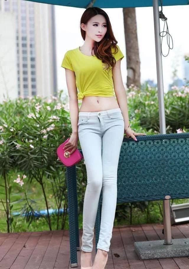 短裙|小清新甜蜜的女孩,搭配一件紧身牛仔裤,时尚靓丽