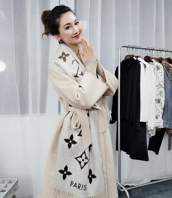 配饰 伊能静亮相机场，大牌配饰比服装更惹眼，网友：一身造型好显年轻