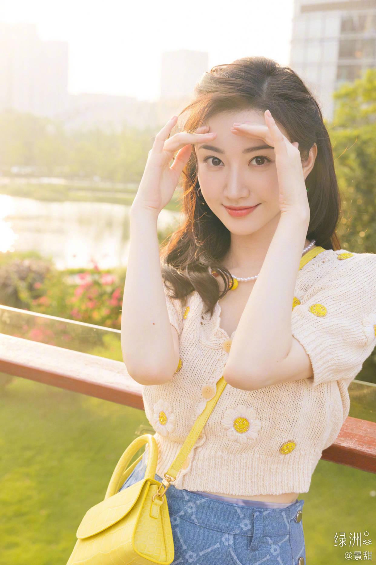 因为女明星拍照的两种状态，摆拍妆容精致还精修，自拍素颜且直男角度