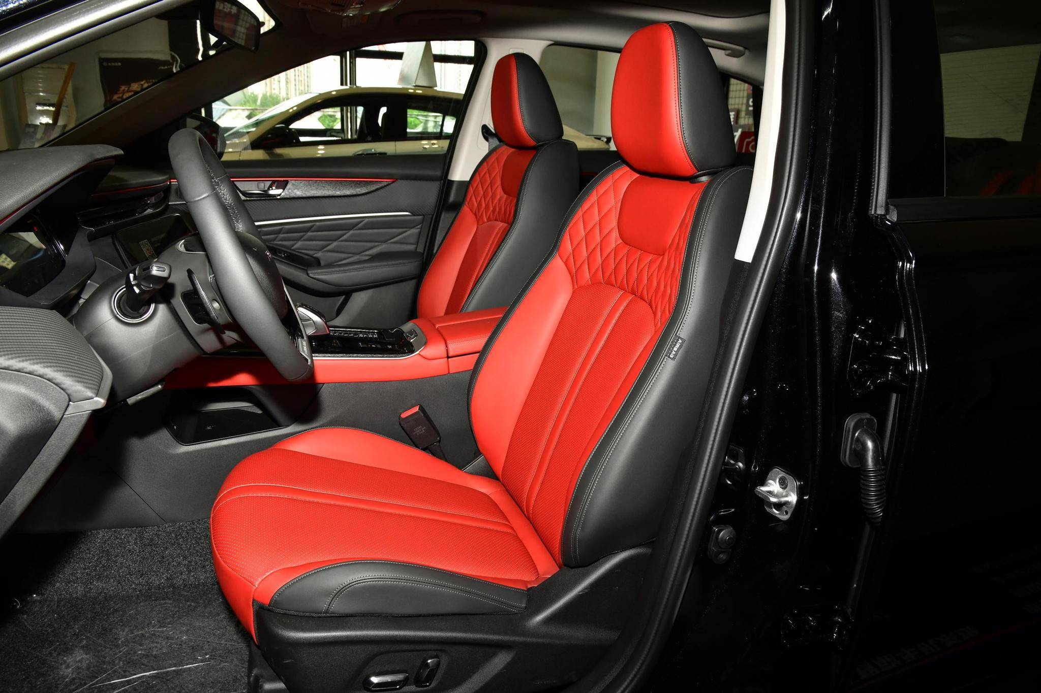 而智能车机和辅助驾驶方面,奕炫max搭载了windlink6.