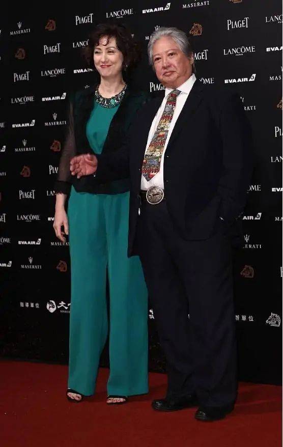 出圈 洪金宝混血老婆太惊艳，穿绿色连体裤配衬衫高贵又大气，美出圈了
