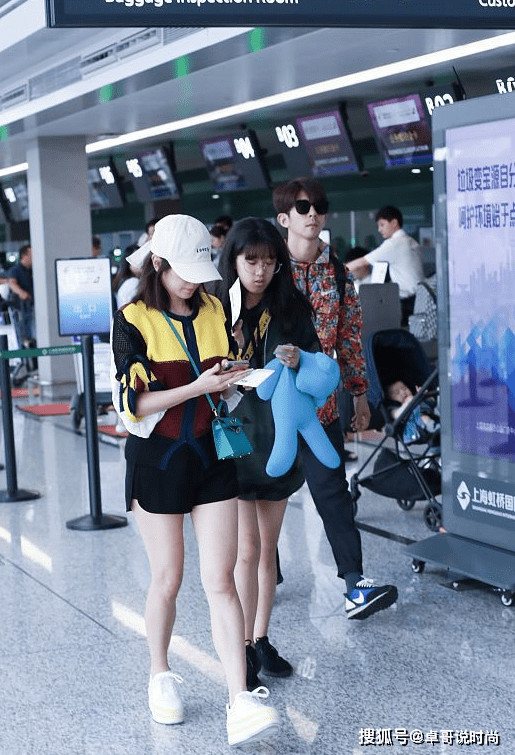 整体 贾静雯与小八岁对象出门，为显嫩，穿衣上做文章，网友：大可不必如此显漏