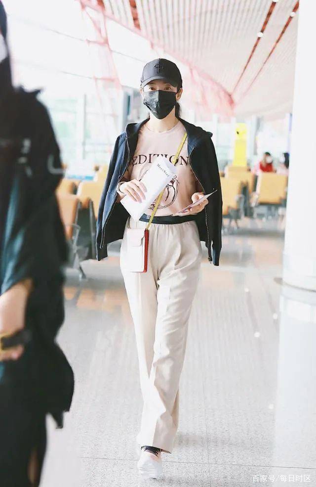 黑色 在机场拍到李冰冰，运动裤里还有打底裤，老寒腿了素颜也沧桑！