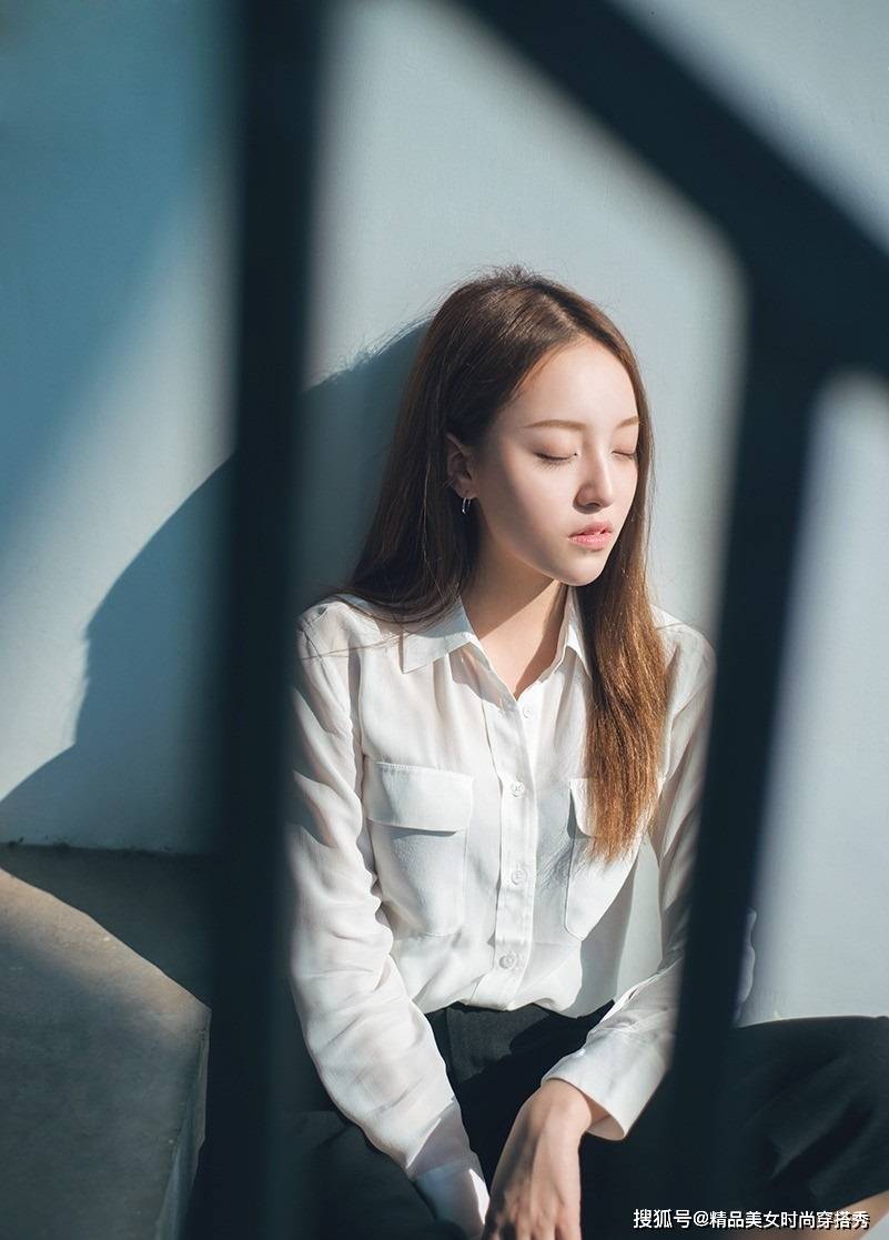 的比例|白色的衬衫搭配黑色的西裤,干练又时尚